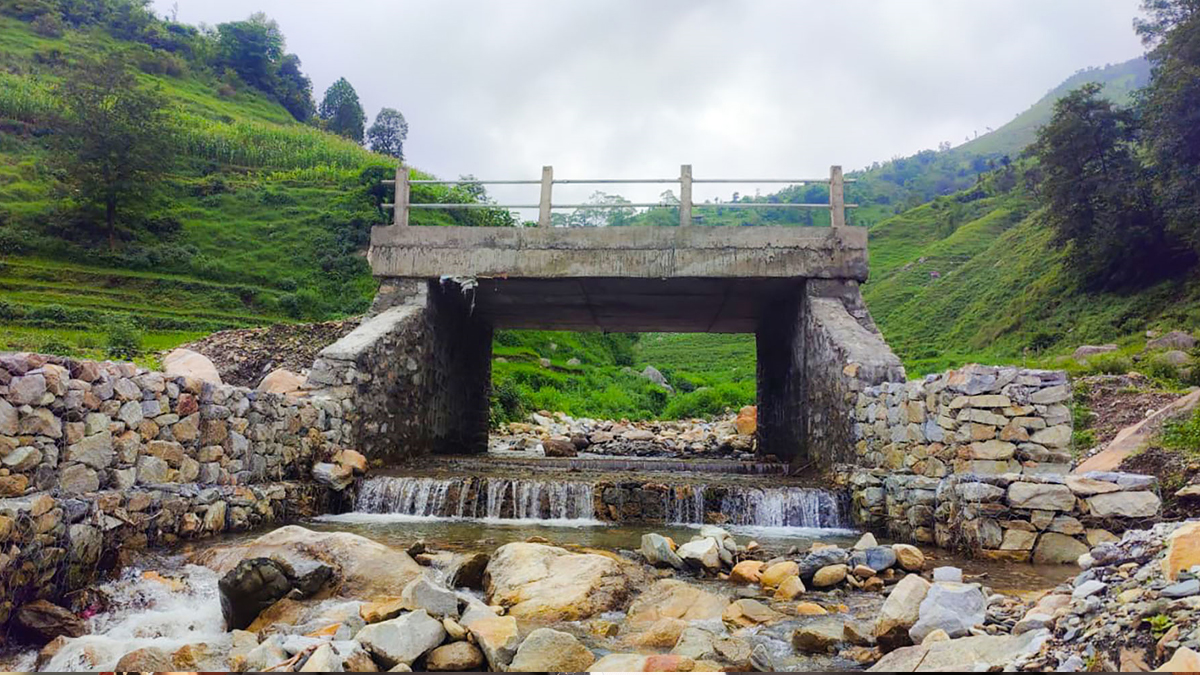 सुर्खेतको वीरेन्द्रनगरमा प्रयाेगमा नआएको पक्की पुल